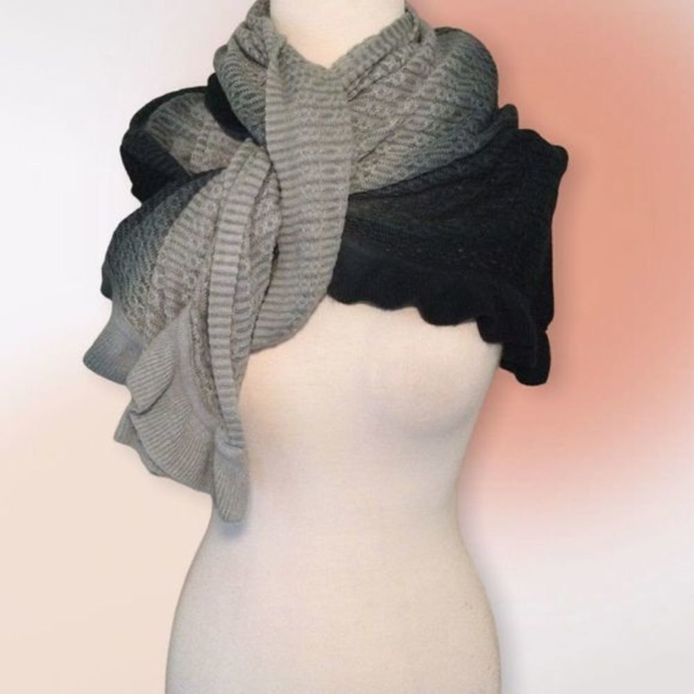 RUFFLED Ombrรฉ Colored Rectangularโ Knit Scarf